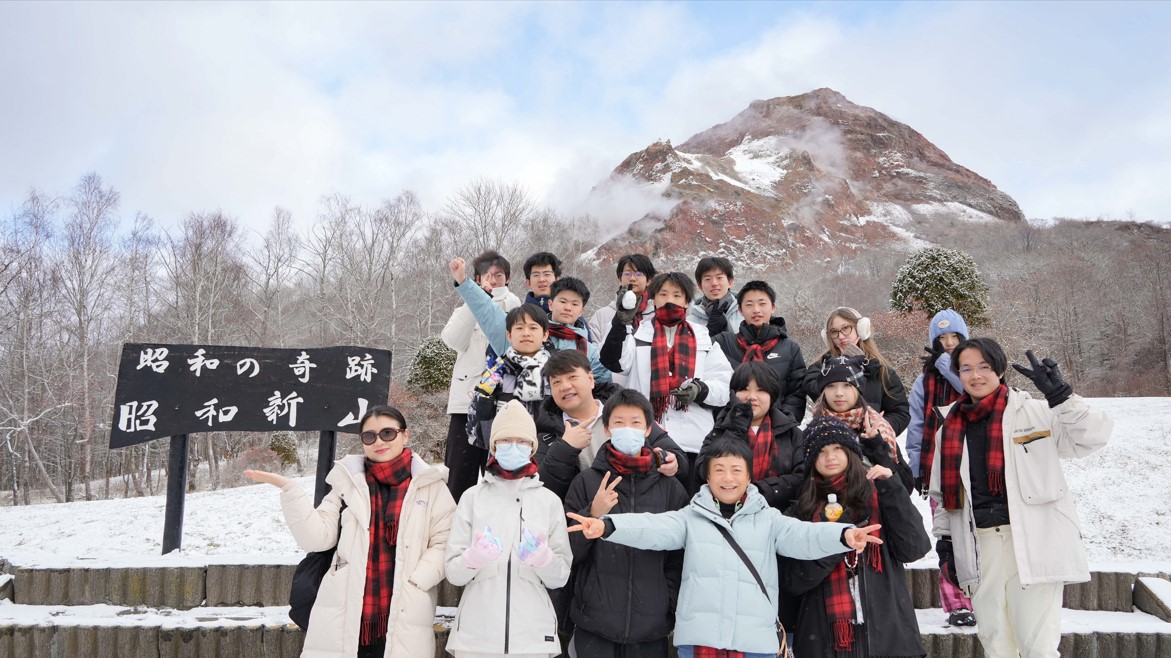 FIS hiking club embarks on a winter hike in Japan