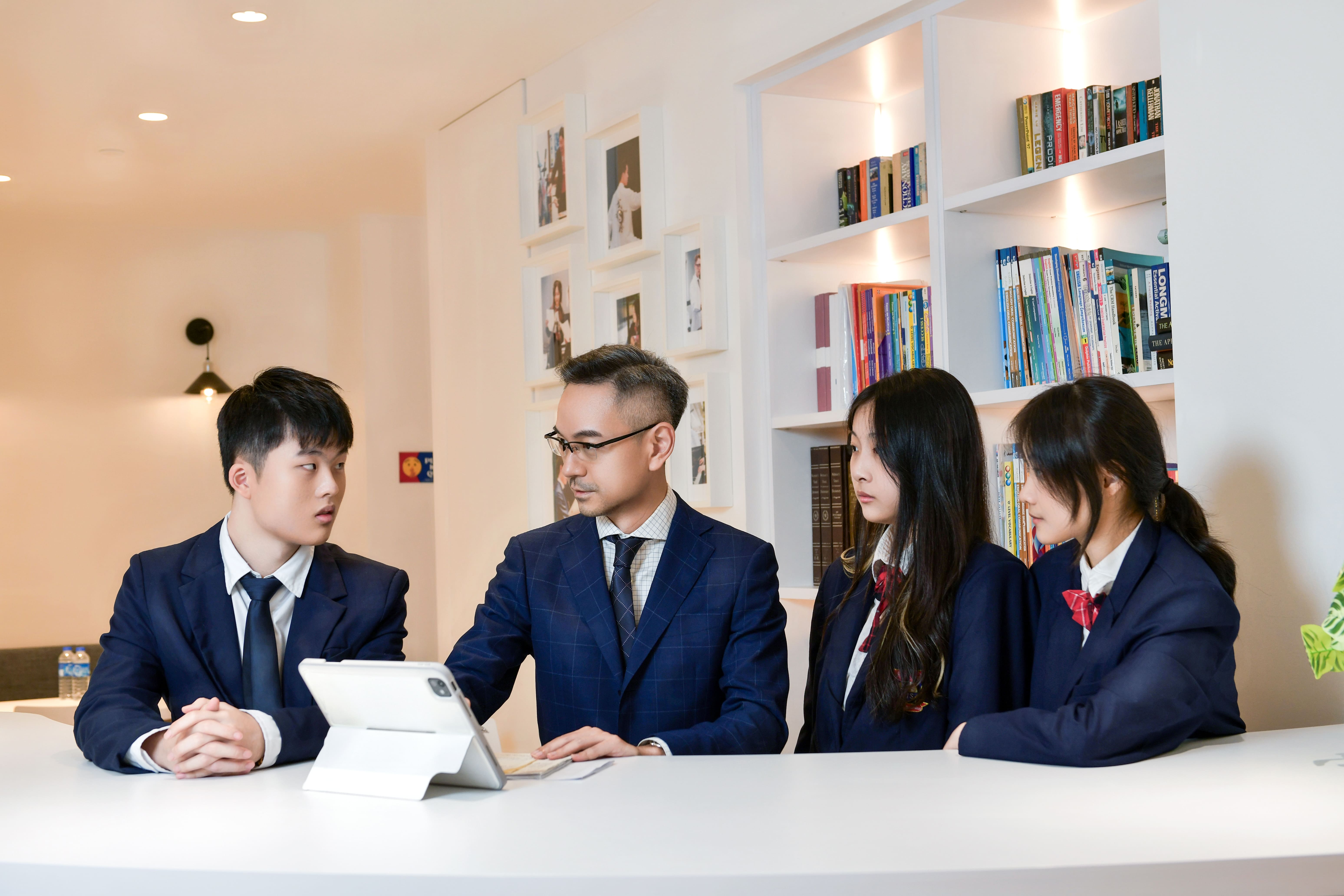 高水准、高素质的专业师资队伍